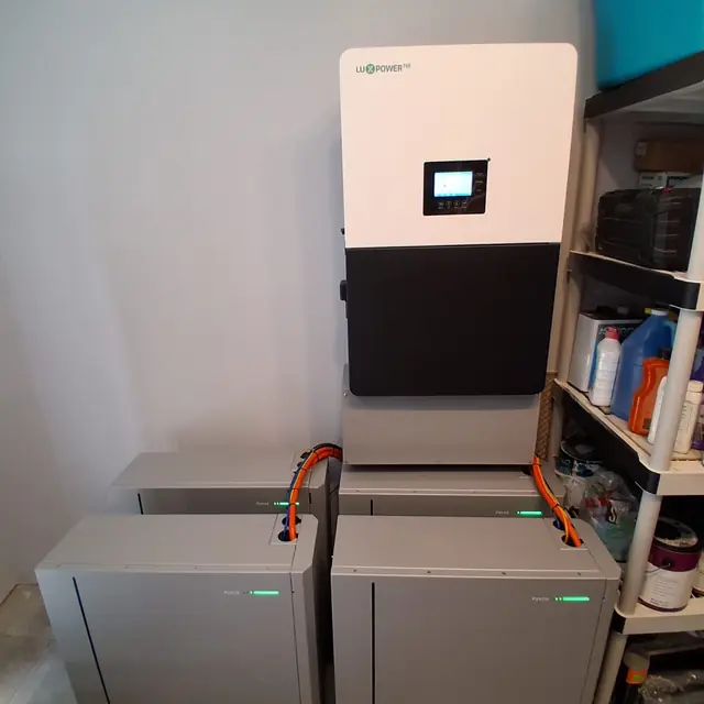 Inversor y banco de baterías — Sistema con respaldo instalado y configurado.