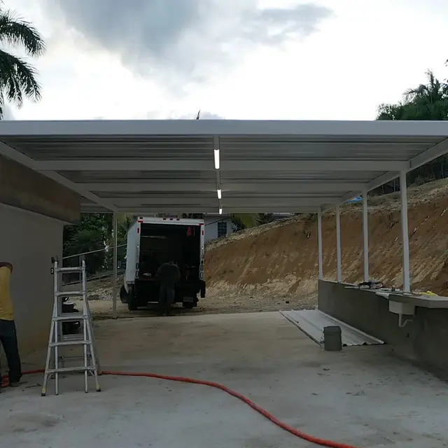 Marquesina en construcción — Estructura de metal montada en sitio.