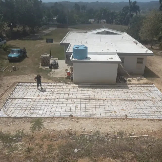 Piso en cemento — preparación — Malla, plástico y encofrado listos antes de vaciar.
