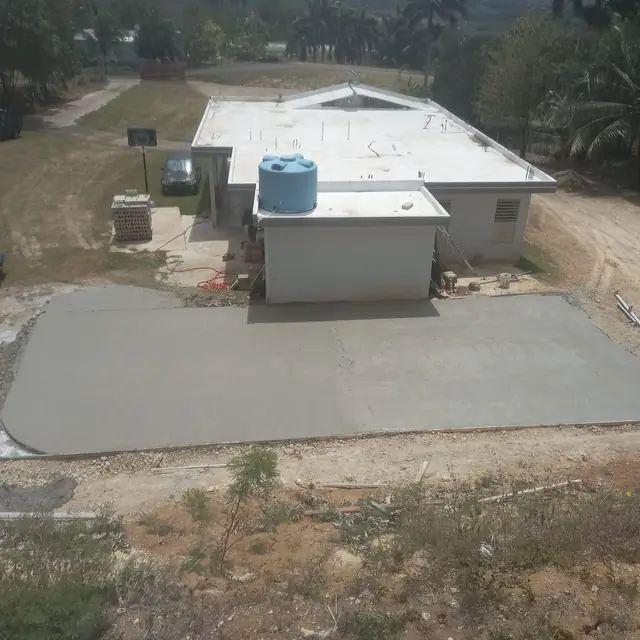 Piso en cemento — vaciado — Mismo piso terminado y nivelado.