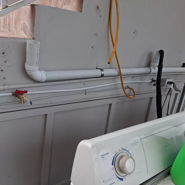 Área de lavandería — Línea de agua, desagüe y ventilación instalados.