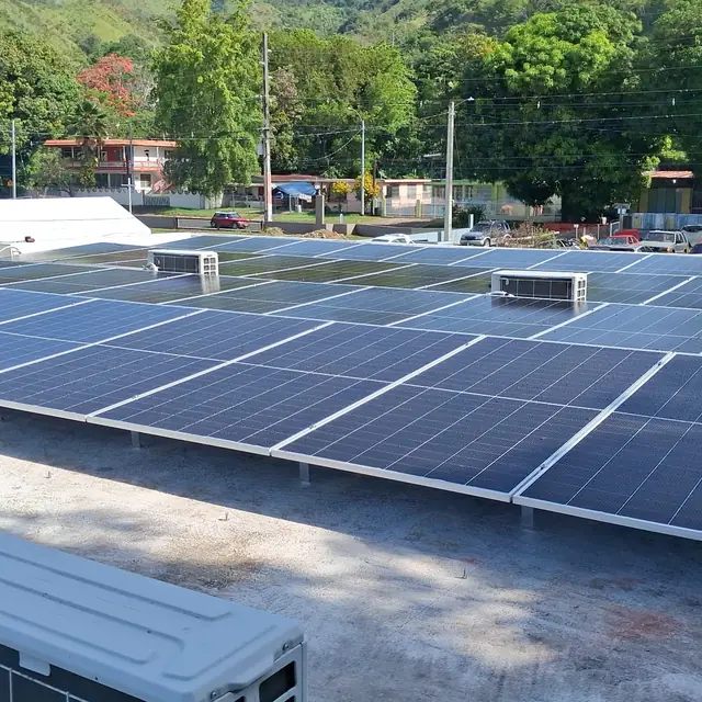 Sistema comercial en techo — Arreglo completo montado sobre losa.