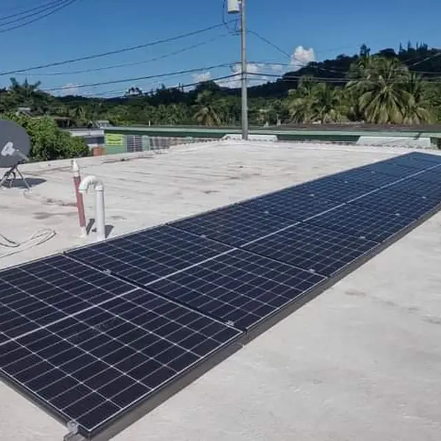 Sistema residencial — Placas montadas sobre techo de hormigón.